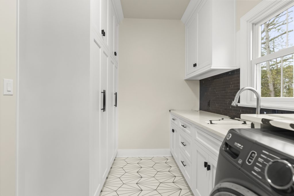 Laundy Room for Home Remodel with ample space